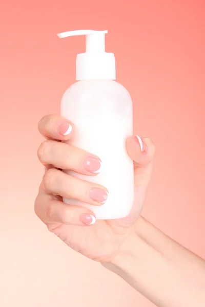 Femme appliquant de la crème sur sa main — Photo