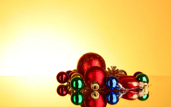Många jul leksaker på gul bakgrund — Stockfoto