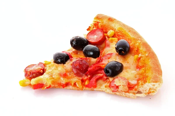 Leckere Pizza mit Oliven isoliert auf weiß — Stockfoto