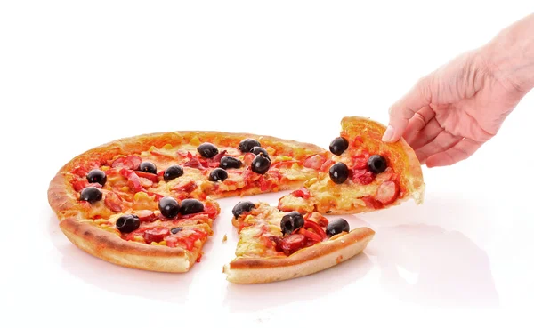 白で隔離されたオリーブとおいしいピザ — ストック写真