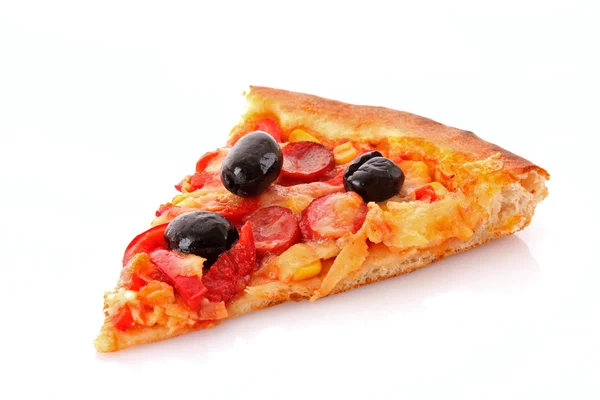 Sabrosa pizza con aceitunas aisladas en blanco — Foto de Stock
