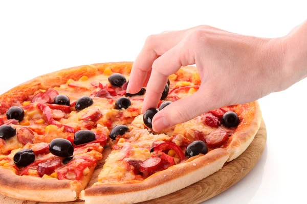 Vingers neemt olijf van smakelijke pizza — Stockfoto