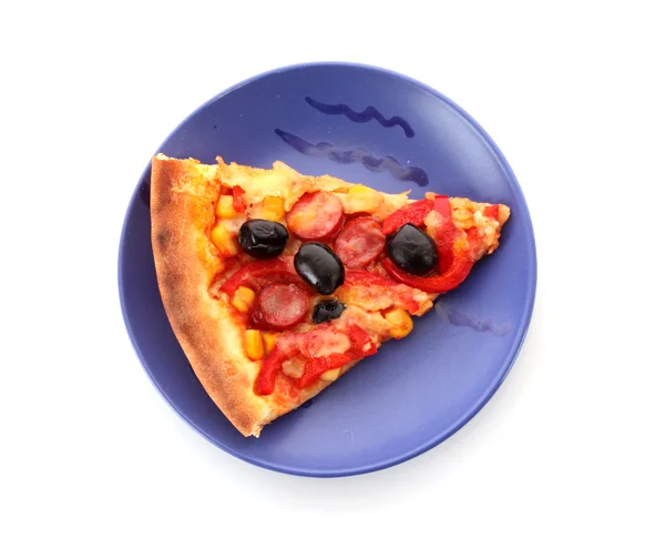 Smaczne pizza z oliwkami na płytkę na białym tle — Zdjęcie stockowe