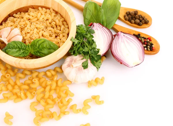 Nudelspaghetti mit Tomaten, Olivenöl und Basilikum auf weißem Ba — Stockfoto