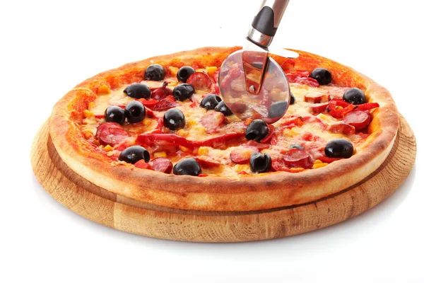 Gustosa pizza con olive isolate su bianco — Foto Stock