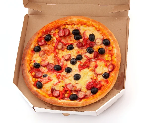 Pizza consegnata con olive isolate su bianco — Foto Stock