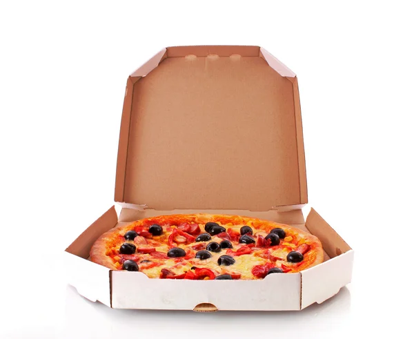 Dostawy pizzy z oliwek na białym tle — Zdjęcie stockowe