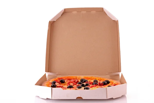 Pizza livrée avec olives isolées sur blanc — Photo