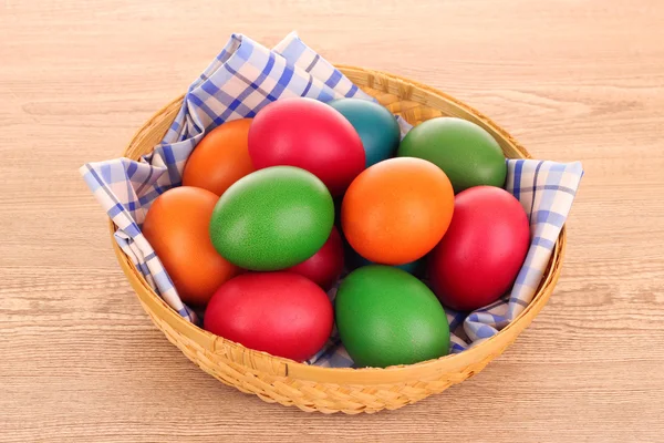 Velikonoční vejce v košíku — Stock fotografie