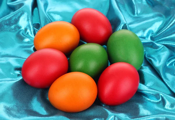Πολύχρωμα Πασχαλινά αυγά σε κλωστοϋφαντουργίας φόντο — Φωτογραφία Αρχείου
