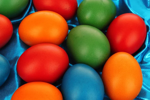 Ovos de Páscoa coloridos sobre fundo têxtil — Fotografia de Stock