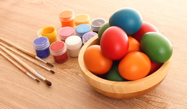 Huevos de Pascua, pintura de color y pincel — Foto de Stock