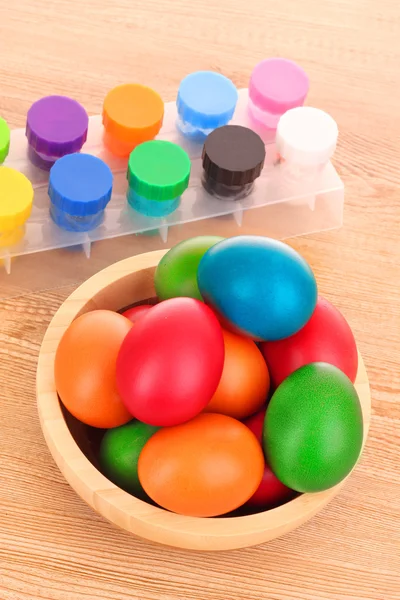 Пасхальные яйца, краска и кисть — стоковое фото