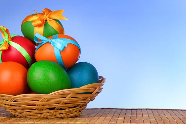Uova di Pasqua con fiocchi isolati su bianco — Foto Stock