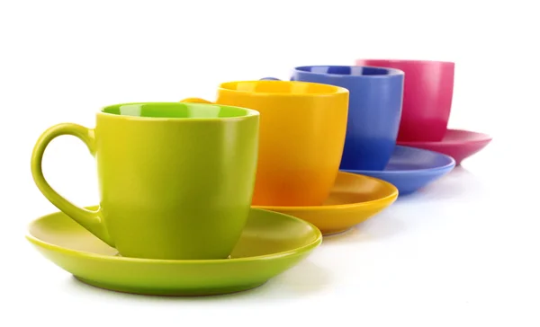 Set di tazze colorate su sfondo bianco — Foto Stock