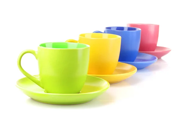 Ensemble de tasses colorées sur fond blanc — Photo