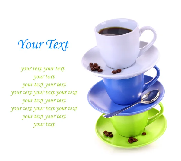 Farbbecher mit Kaffee und Löffel auf weißem Hintergrund — Stockfoto