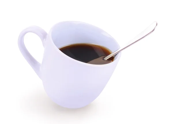 Tasse bleue avec café noir isolé sur blanc — Photo