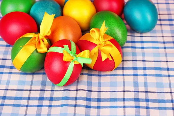 Huevos de Pascua con arcos aislados en blanco —  Fotos de Stock