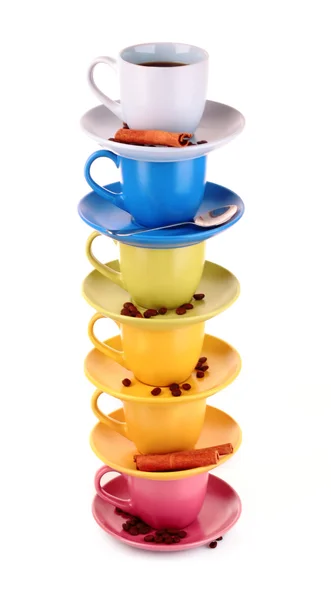 Tasses de couleur avec café et cannelle sur fond blanc — Photo