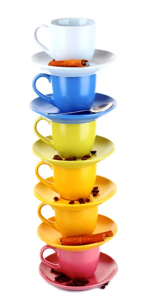 Tazas de color con café y canela sobre fondo blanco — Foto de Stock