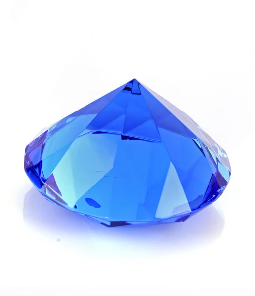 Bliska niebieski diament na białym tle — Zdjęcie stockowe