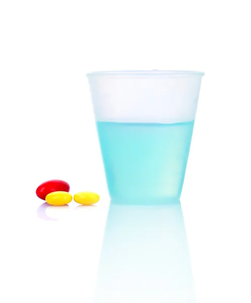 Tabletki i szkła z wodą — Zdjęcie stockowe