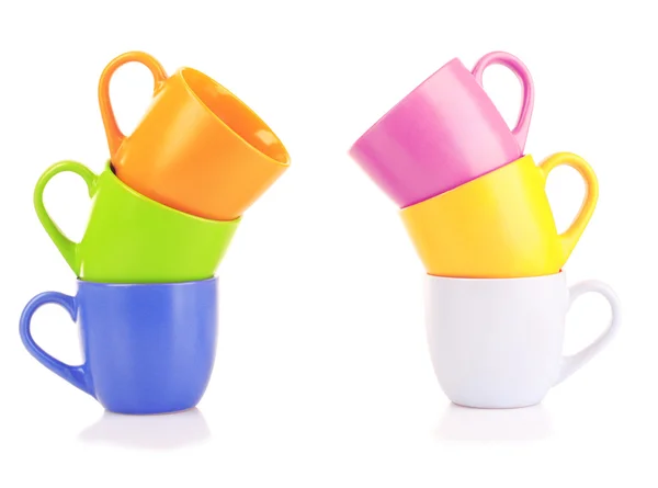 Красивые цветные чашки на белом фоне — стоковое фото
