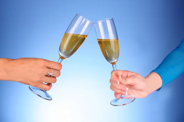 Clink okulary szampana na niebieskim tle — Zdjęcie stockowe