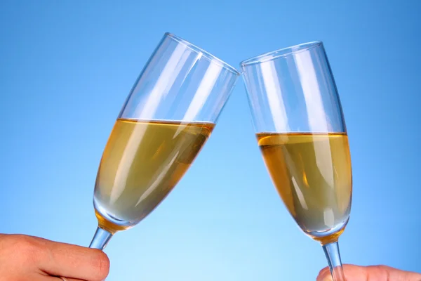 Clink bicchieri di champagne su sfondo blu — Foto Stock