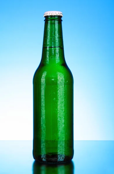 Butelka piwa na niebieskim tletrzy zegary na białym tle — Zdjęcie stockowe