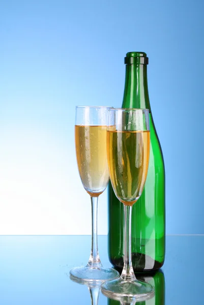 青色の背景にシャンパン グラス — ストック写真