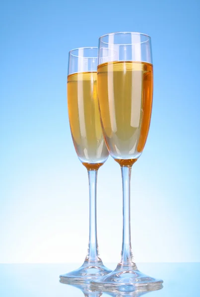 Cam şampanya mavi arka plan ile — Stok fotoğraf