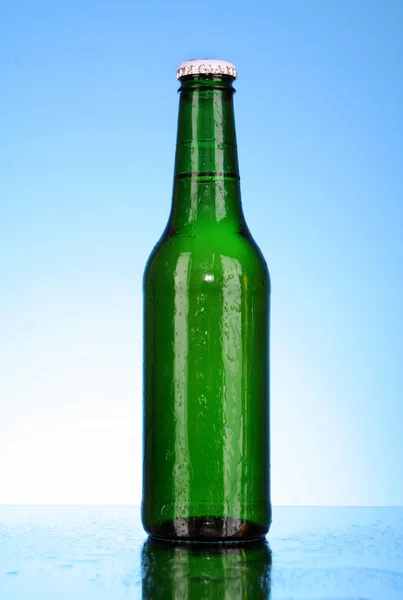 Bottle of beer on blue background — Stock Photo, Image