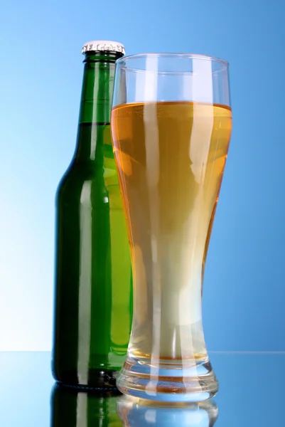 Μπουκάλι με μπύρα και κύπελλο σε μπλε φόντο — Φωτογραφία Αρχείου