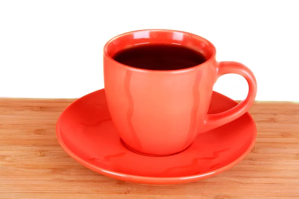 Rote Tasse auf hölzerner Oberfläche isoliert auf weißer — Stockfoto
