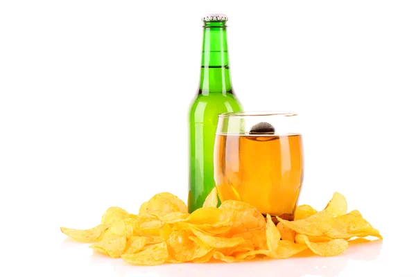 Картофельные чипсы и пиво на белом — стоковое фото