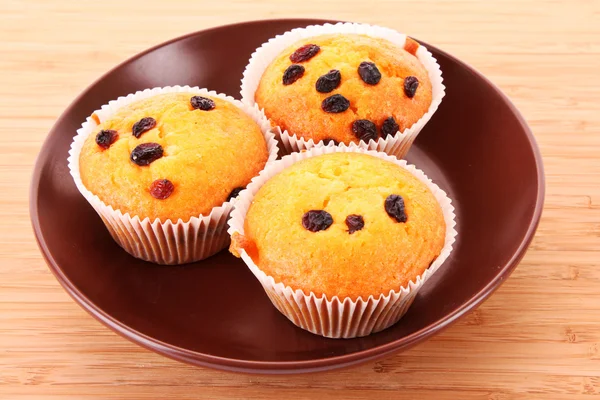 Muffins with raisins on wooden surface — Stock Photo, Image