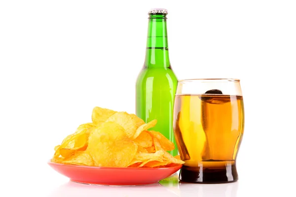 Kartoffelchips im Teller und Bier isoliert auf weiß — Stockfoto