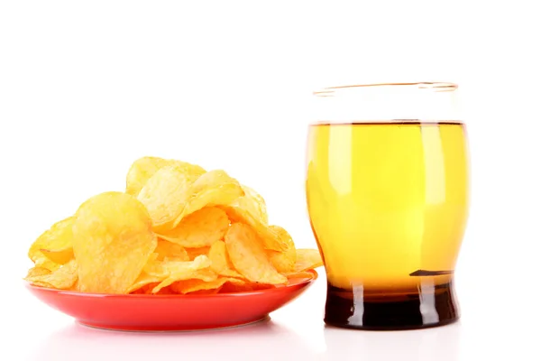 Kartoffelchips auf rotem Teller mit Tasse Bier auf weißem — Stockfoto