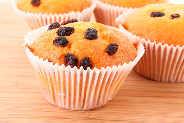 Muffins with raisins on wooden surface — Stock Photo, Image