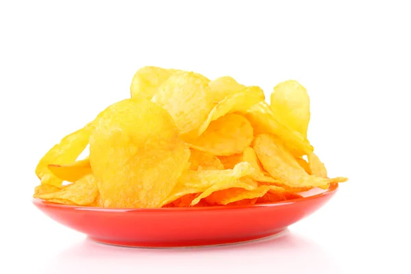 Potato chips in rode plaat geïsoleerd op wit — Stockfoto