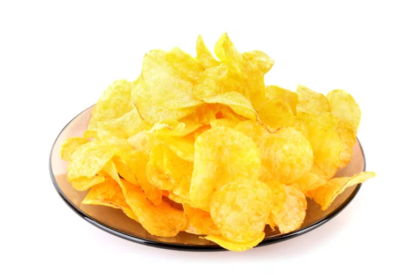 Potato chips in plaat geïsoleerd op wit — Stockfoto