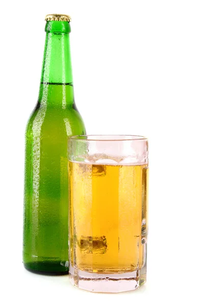 瓶啤酒和杯子上白色隔离 — 图库照片