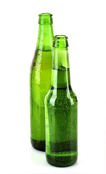Бутылки пива, изолированные на белом — стоковое фото