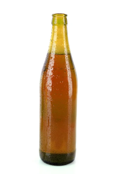 Fehér alapon izolált vízcseppeket tartalmazó sörösüveg — Stock Fotó