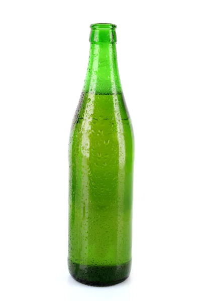 Bierfles met waterdruppels geïsoleerd op wit — Stockfoto