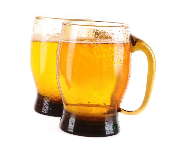Muggar öl isolerad på vit — Stockfoto