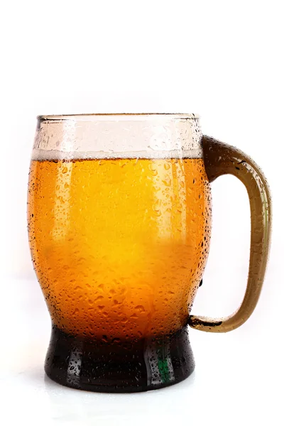 Кружка пива изолированы на белом — стоковое фото