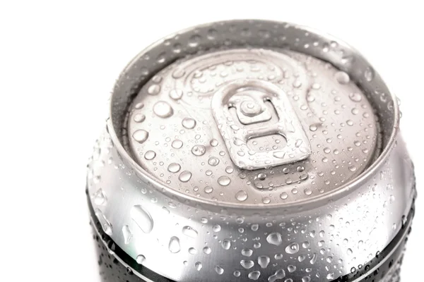 Close-up van metalen bier met waterdruppels op wit wordt geïsoleerd — Stockfoto